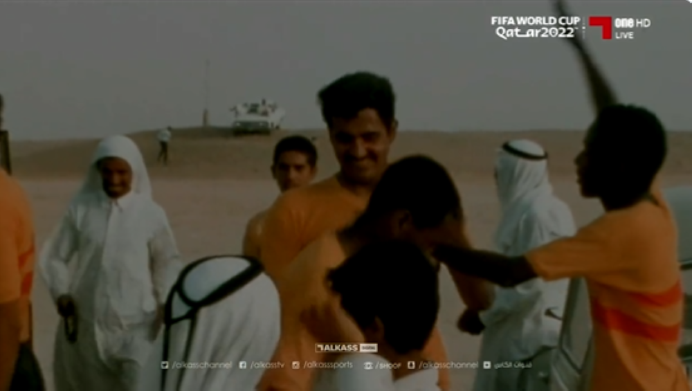 شاهد.. عرض مقطع نادر للشيخ "حمد بن خليفة " وهو يلعب كرة القدم في افتتاح كأس العالم قطر 2022!
