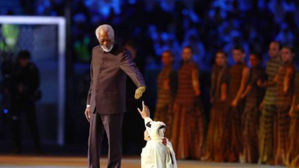 شاهد.. سر إخفاء الفنان العالمي مورغان فريمان يده في افتتاح كأس العالم