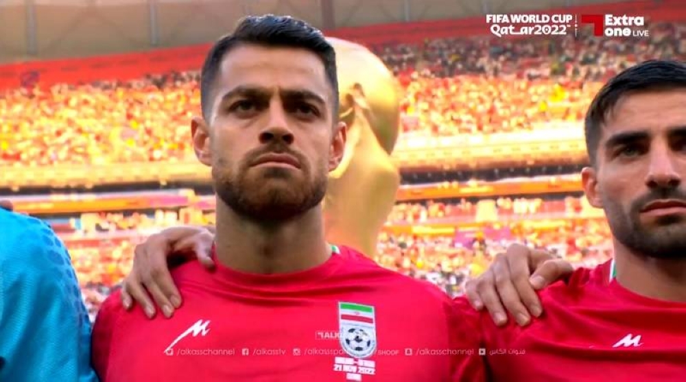 شاهد .. لاعبو المنتخب الإيراني يرفضون ترديد نشيد بلادهم خلال مواجهة انجلترا !
