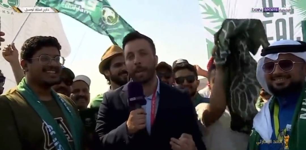 "لو شاهد اللاعبين هذه المسيرة الفوز سيكون محسوم".. شاهد ما قاله مراسل بي إن سبورت عن جماهير السعودية