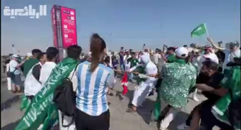 شاهد.. الجماهير السعودية تكسب مشجعي الأرجنتين في تحدي الحبل
