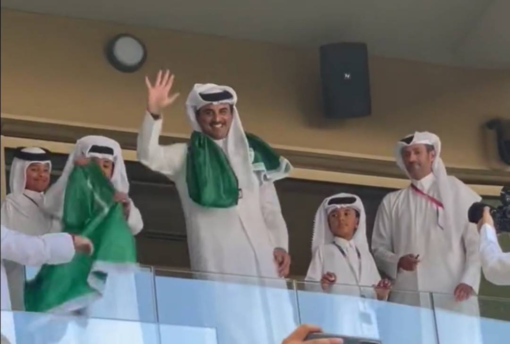 شاهد.. الأمير تميم بن حمد بالعلم السعودي في مباراة السعودية والأرجنتين