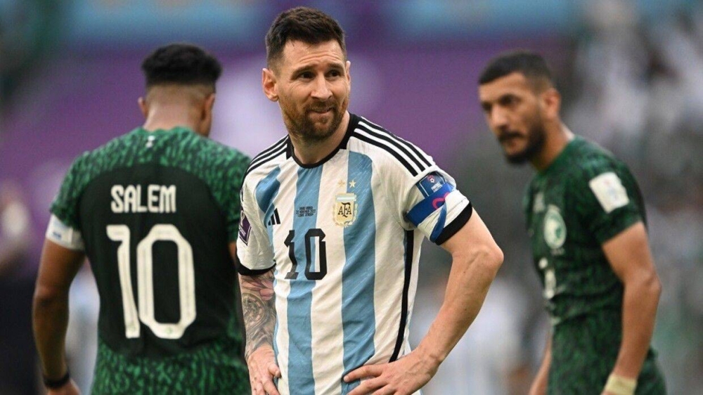 صحيفة أرجنتينية بـ"سخرية": انكسر أنف ميسي عندما اصطدم بالحائط السعودي!