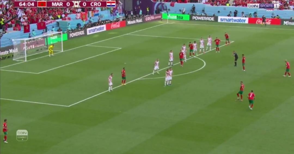 شاهد.. تصويبة صاروخية  من أشرف حكيمي يتصدى لها الحارس الكرواتي ببراعة