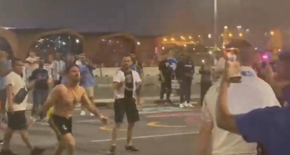 شاهد.. إشتباكات بين جمهور المكسيك والأرجنتين في قطر!