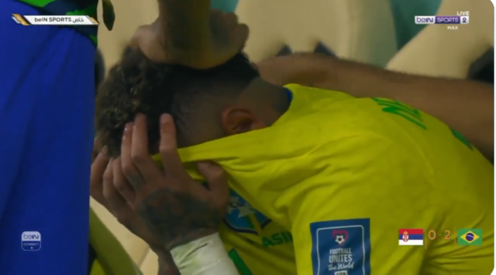 شاهد.. لحظة بكاء "نيمار" بعد خروجه مصابا من مباراة البرازيل وصربيا