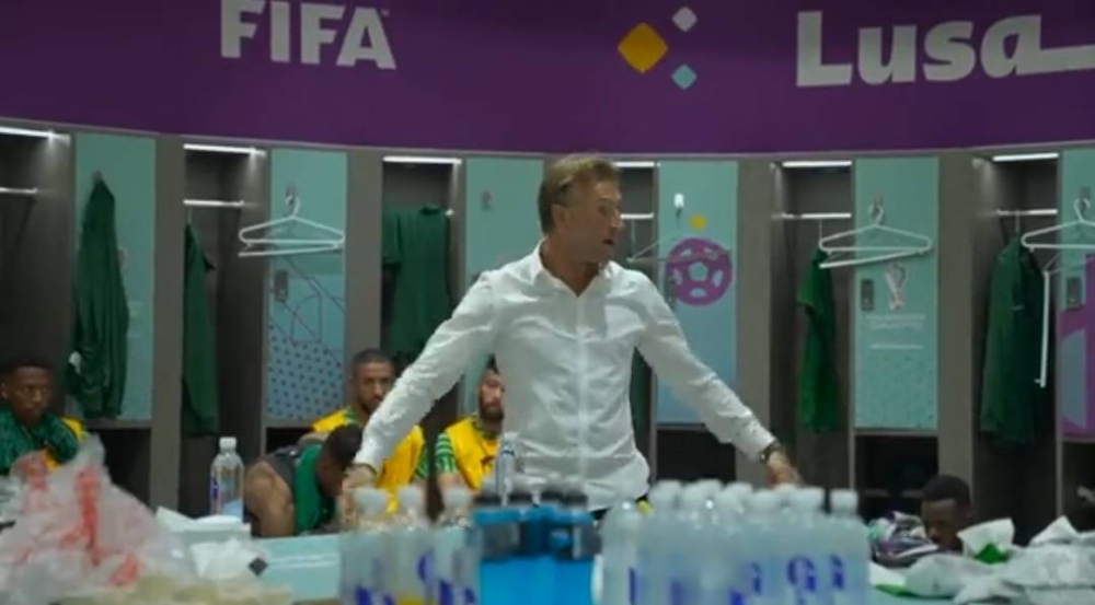 هل تريد التصوير مع ميسي داخل الملعب ؟.. شاهد انفعال رينارد على اللاعبين بعد التأخر بهدف أمام الأرجنتين