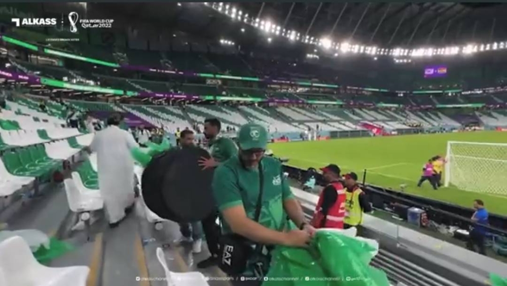 شاهد.. الجمهور السعودي يُنظف مدرجات ستاد المدينة التعليمية بعد نهاية مباراة بولندا