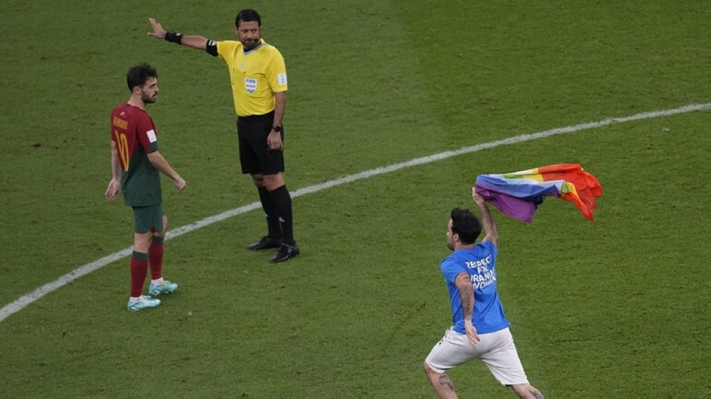 شاهد.. مشجع يقتحم ملعب مباراة البرتغال والأوروغواي بعلم "المثليين"