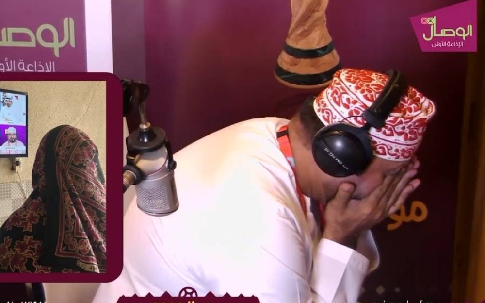 شاهد.. المعلق خليل البلوشي يبكي على الهواء بسبب مداخلة مفاجئة