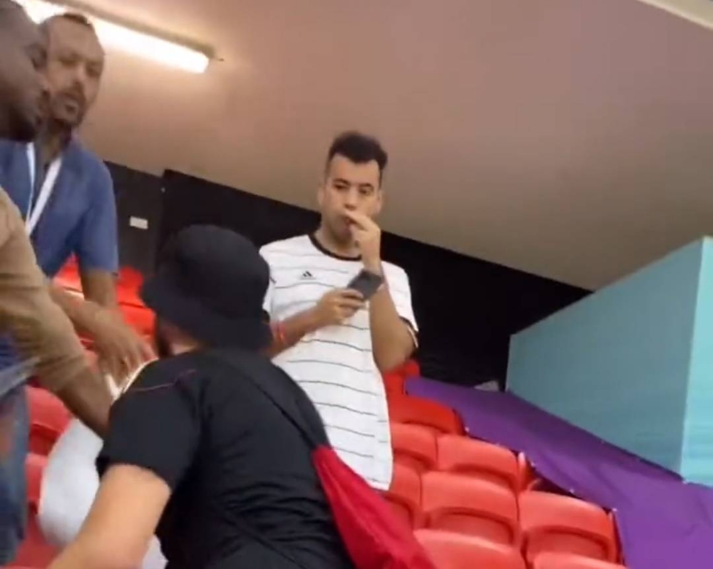 شاهد.. رد فعل جماهير ألمانيا تجاه صور أوزيل بعد خروج منتخبهم من المونديال