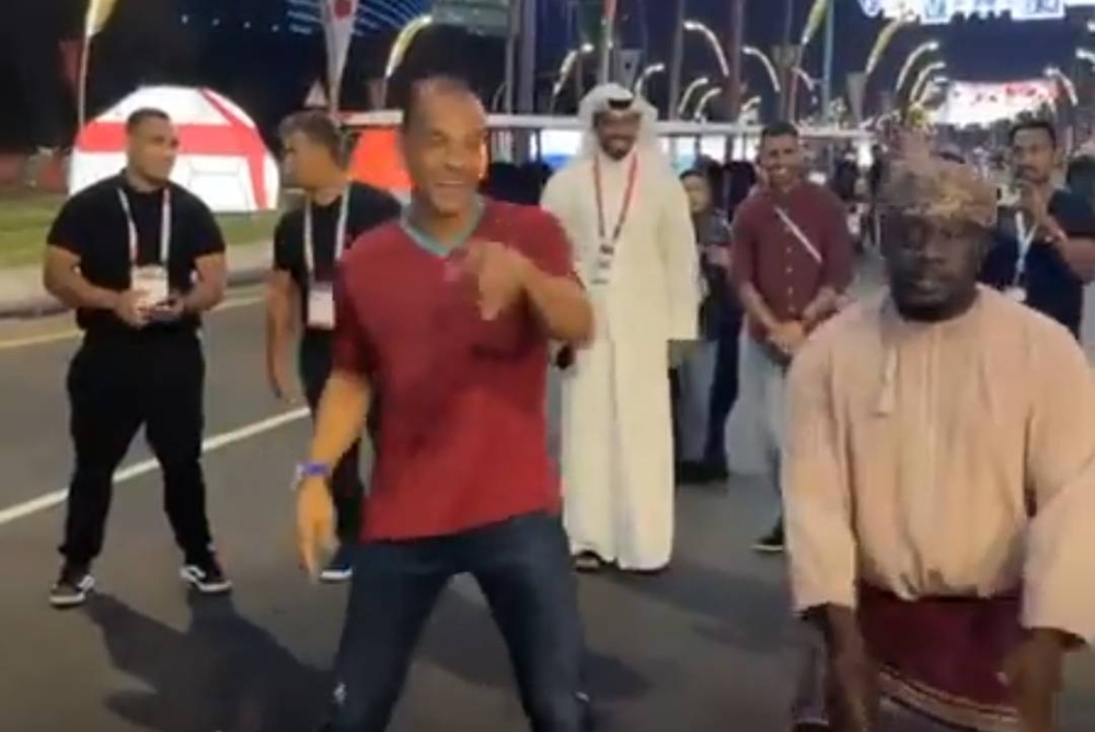 شاهد.. لاعب منتخب البرازيل السابق يندمج مع أحد الاستعراضات ويرقص على كورنيش الدوحة