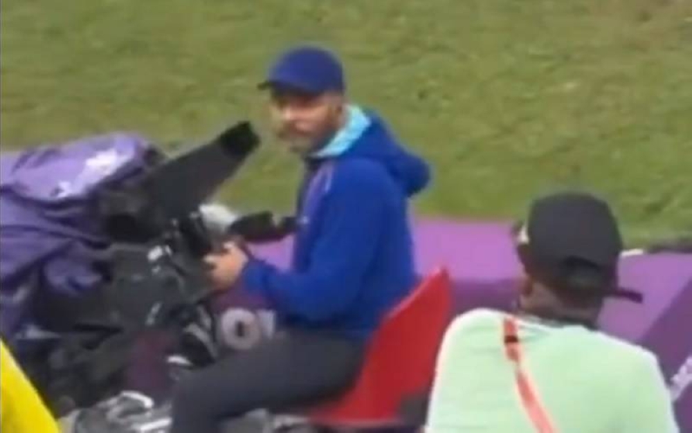 شاهد .. ردة فعل مصور بعد ما انتبه أن "نيمار" خلفه في مباراة البرازيل والكاميرون!