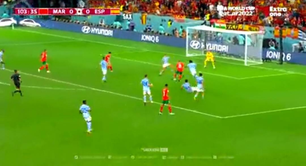 شاهد.. شديرة لاعب منتخب المغرب ينفرد بمرمى إسبانيا ويهدر فرصة هدف بطريقة غريبة