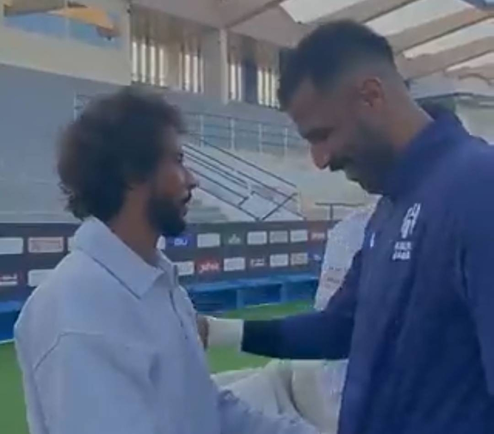 شاهد ما فعله العويس مع ياسر الشهراني في أول مقابلة بينهما بعد التصادم المثيرة بمباراة الأرجنتين