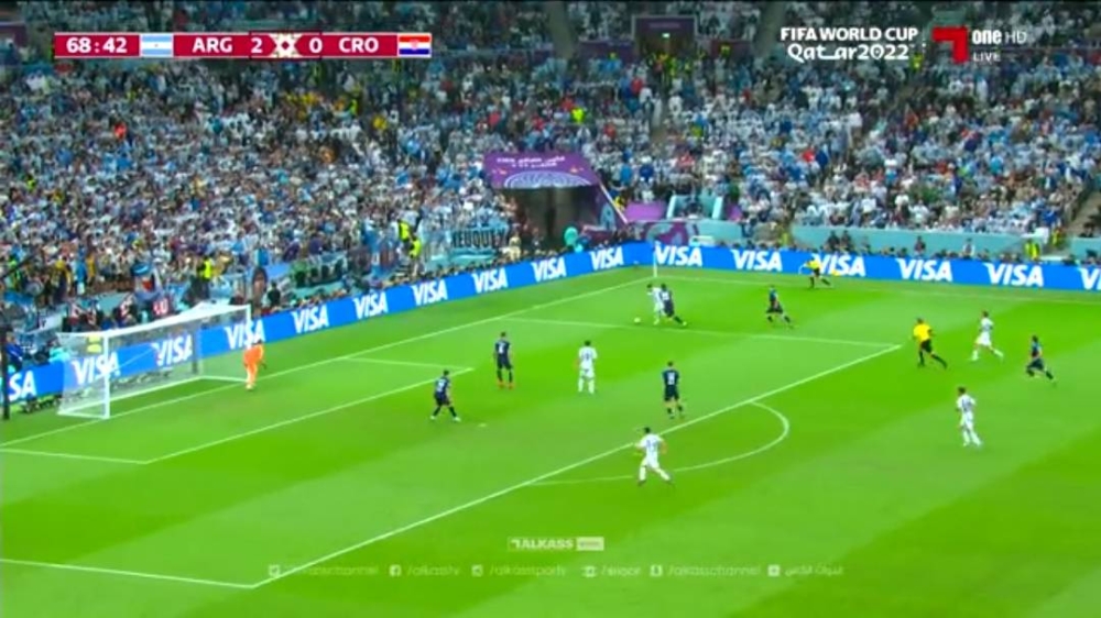 شاهد ما فعله ميسي في مدافع كرواتيا قبل صناعته للهدف الثالث للأرجنتين