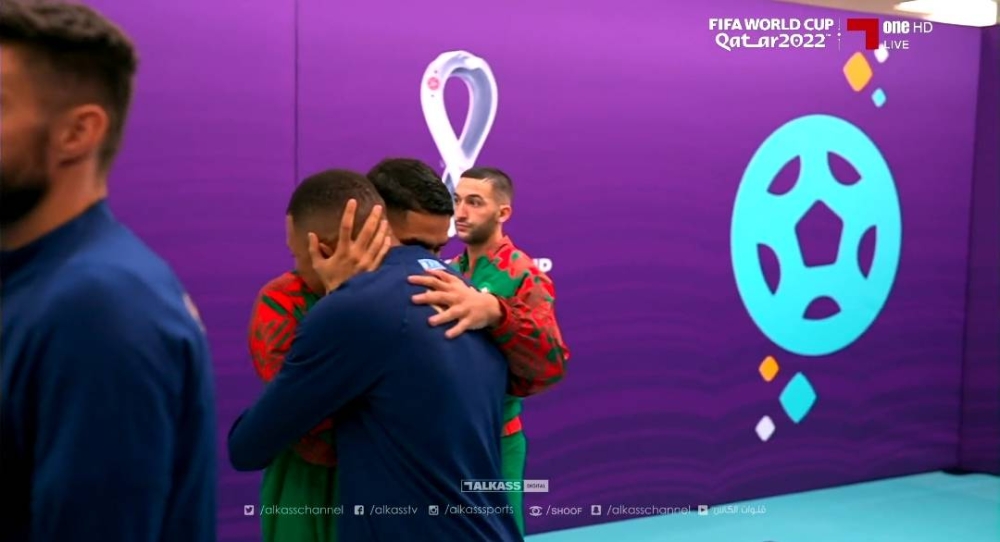 شاهد ما حدث بين كيليان مبابي وأشرف حكيمي قبل انطلاق مباراة فرنسا والمغرب