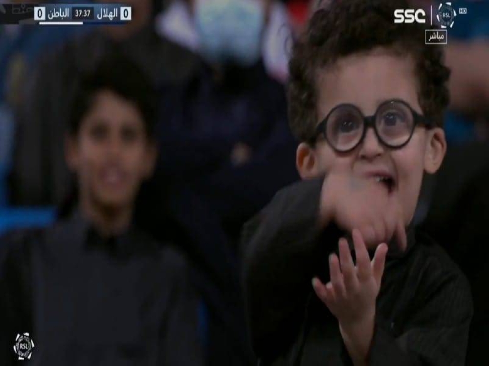 شاهد.. طفل هلالي يخلط في مواجهة "الهلال والباطن".. ومعلق المباراة يفاجئه بالرد