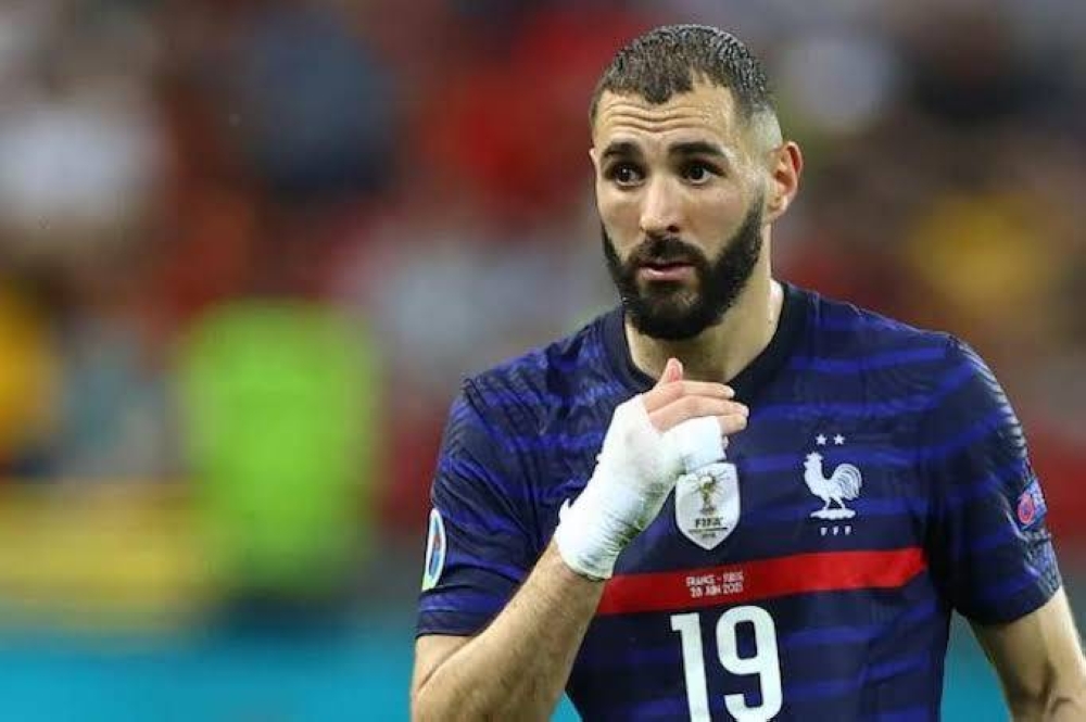 كريم بنزيما يفاجئ الجماهير الفرنسية بهذا القرار بعد عدم استدعائه للنهائي