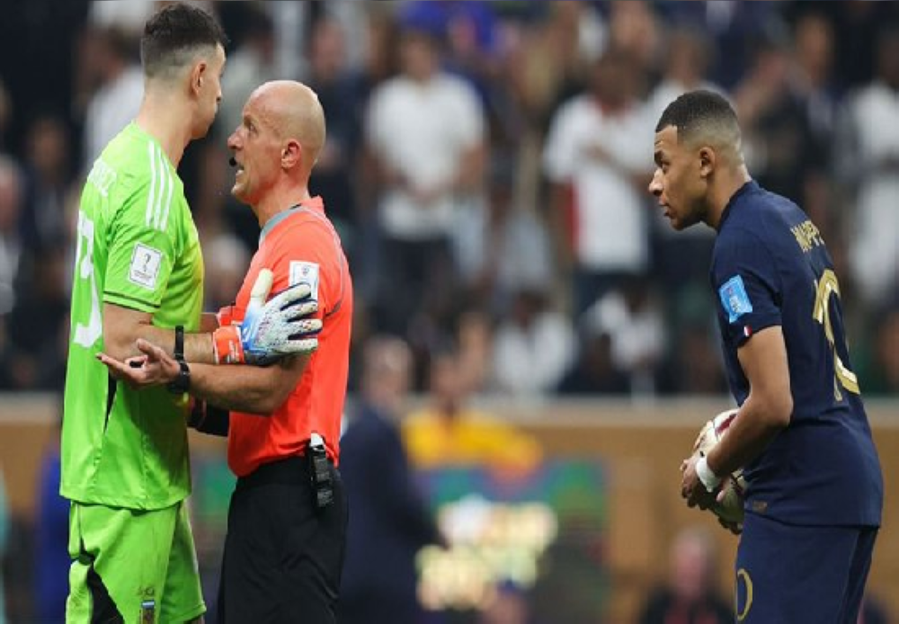 شاهد..حارس الأرجنتين "مارتينيز" يسخر من مبابي في احتفالات التتويج بكأس العالم