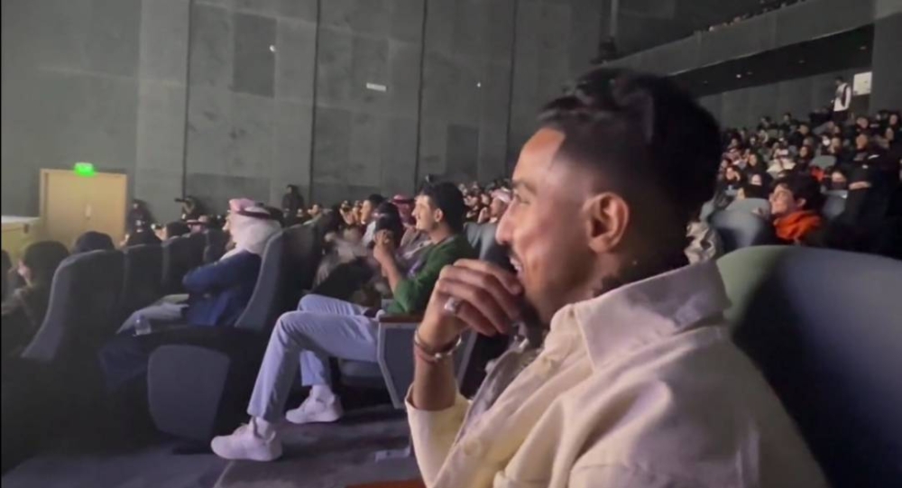 شاهد.. ردة فعل طارق العلي عندما رأى اللاعب سالم الدوسري يجلس وسط الجمهور لمشاهدة مسرحيته