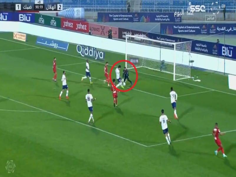 شاهد.. الخطأ الفادح المزدوج بين المعيوف وهيون سون الذي تسبب في هدف التعادل لضمك