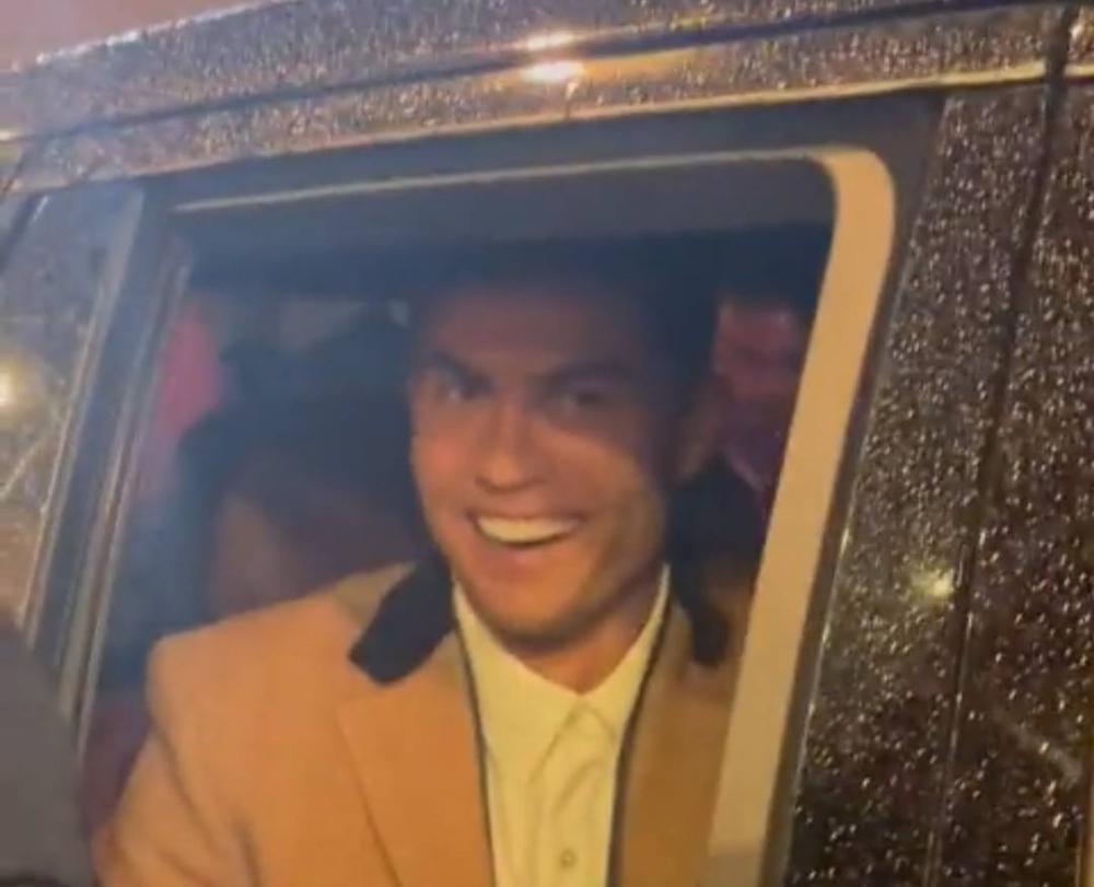 شاهد.. رونالدو يزور الدرعية.. وهذا رد فعله بعد حصار الجماهير له