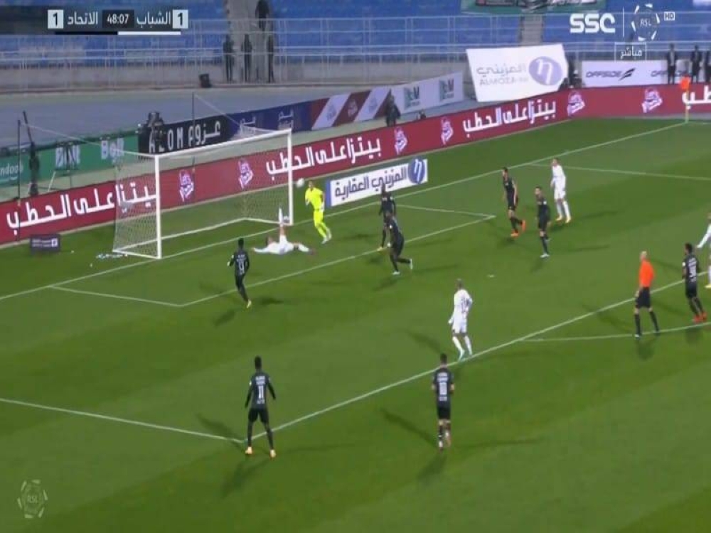 شاهد.. كارلوس جونيور يهدر فرصة هدف محقق للشباب أمام الاتحاد بطريقة لا تصدق