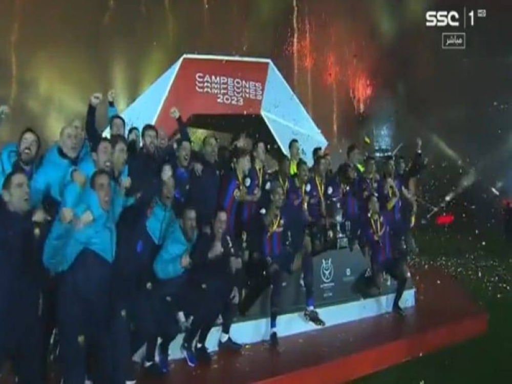 شاهد.. لحظة تتويج برشلونة بلقب كأس السوبر الإسباني في استاد الملك فهد الدولي