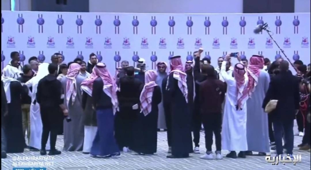 شاهد.. آل الشيخ يلتقط صورا تذكارية مع لاعبي باريس سان جيرمان قبل مباراة كأس موسم الرياض