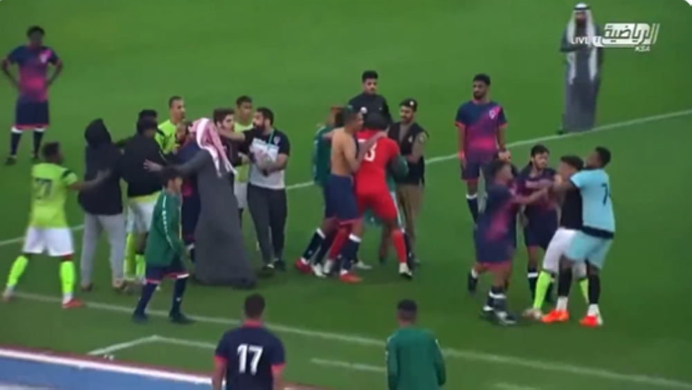 بالفيديو.. اشتباكات بين لاعبي الثقبة والخالدي في دوري الدرجة الثالثة!