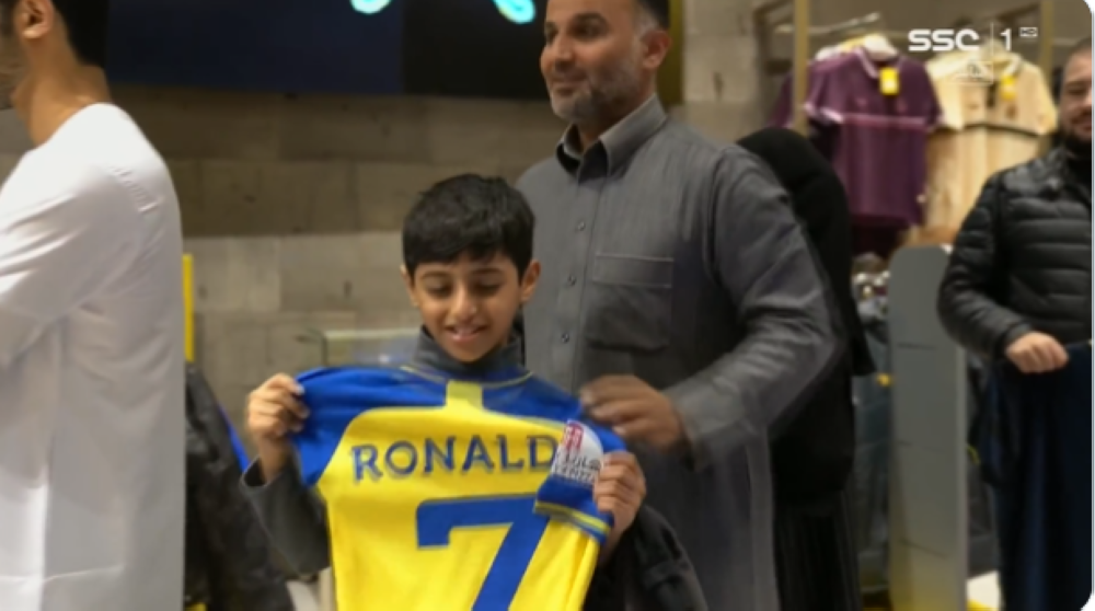 شاهد.. جماهير من جنسيات مختلفة تتوافد على متجر النصر لشراء أطقم "رونالدو"