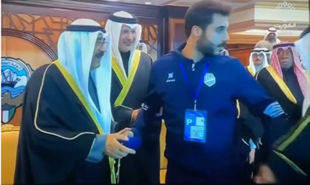  بسبب صورة سيلفي .. شاهد : موقف محرج للاعب نادي السالمية خلال السلام على ولي عهد الكويت!