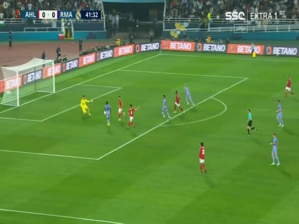 شاهد... خطأ فادح من مدافع الأهلي المصري يتسبب في هدف التقدم لريال مدريد!