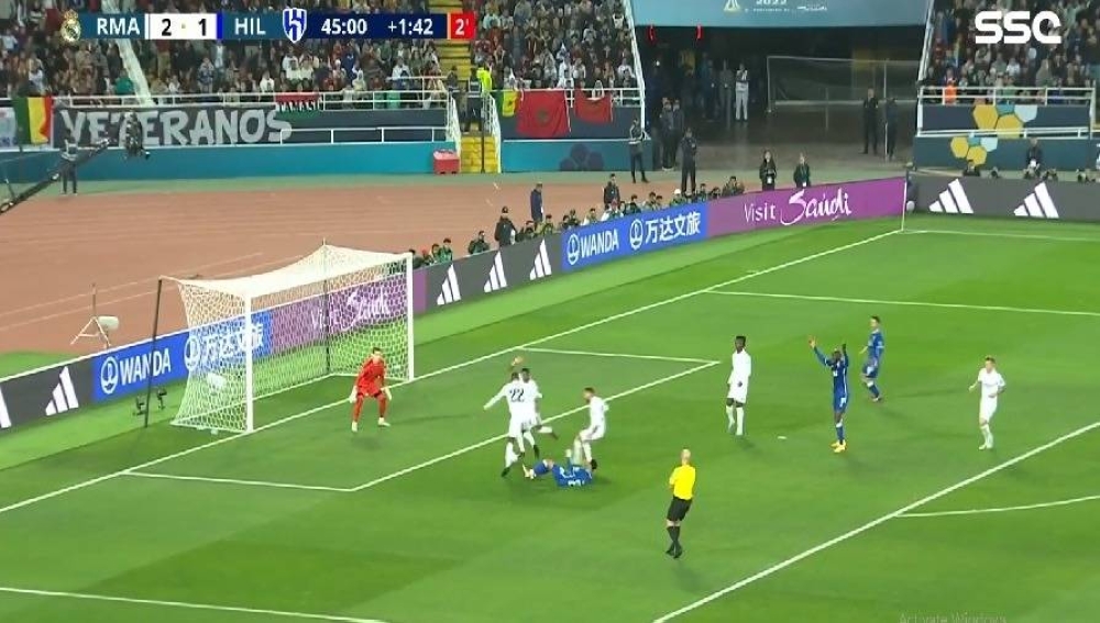 شاهد.. فرصة خطيرة للهلال أمام ريال مدريد.. ومطالبات هلالية بركلة جزاء !