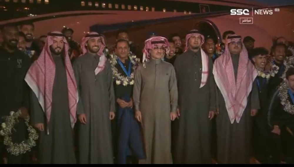 شاهد صورة للذكرى لوزير الرياضة والأمير الوليد بن طلال مع بعثة الهلال بعد حصد فضية كأس العالم!