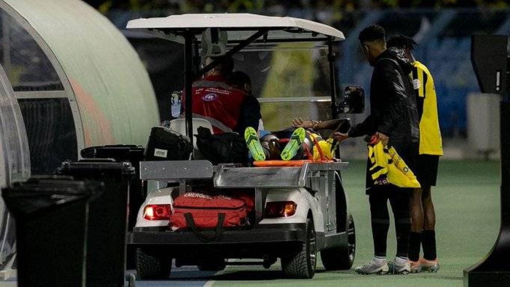 شاهد.. لحظة إصابة لاعب الاتحاد "مهند الشنقيطي" أمام الاتفاق ونقله للمستشفى