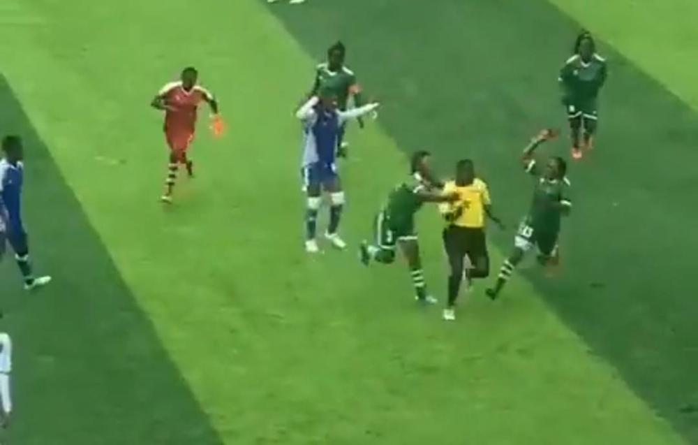 مطاردة وعلقة ساخنة.. شاهد.. الاعتداء على حكم بدوري كرة القدم النسائية في الكونغو