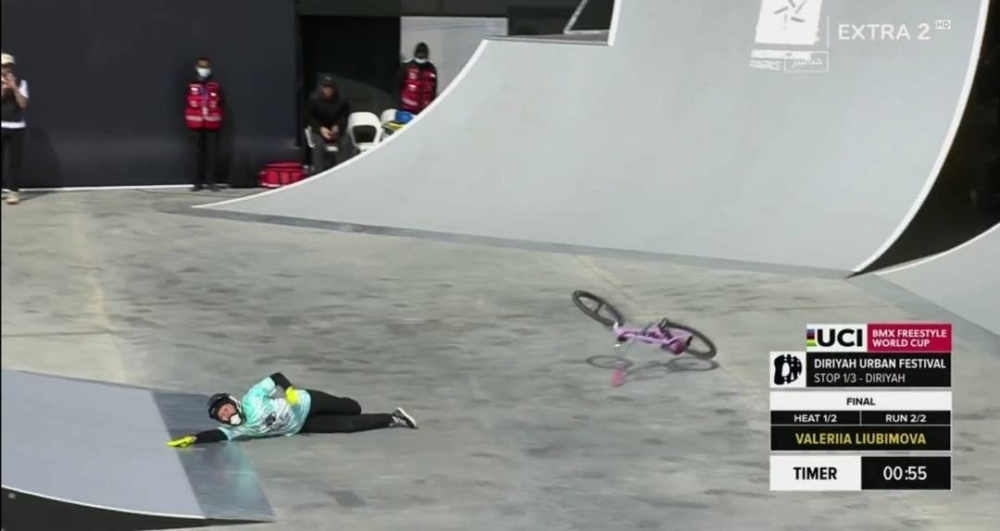 شاهد.. إصابة خطيرة للاعبة روسية في بطولة كأس العالم للدراجات الاستعراضية بالدرعية