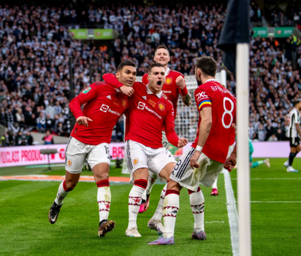 بالفيديو: مانشستر يونايتد يهزم نيوكاسل بثنائية ويتوج بكأس الرابطة الإنجليزية