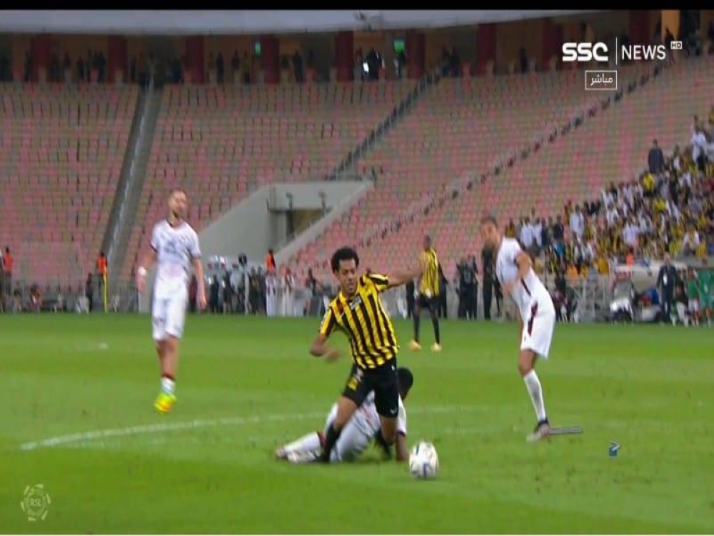 هل استحق الاتحاد ركلتي جزاء أمام الرائد؟.. شاهد.. خبير تحكيمي يحسم الجدل!