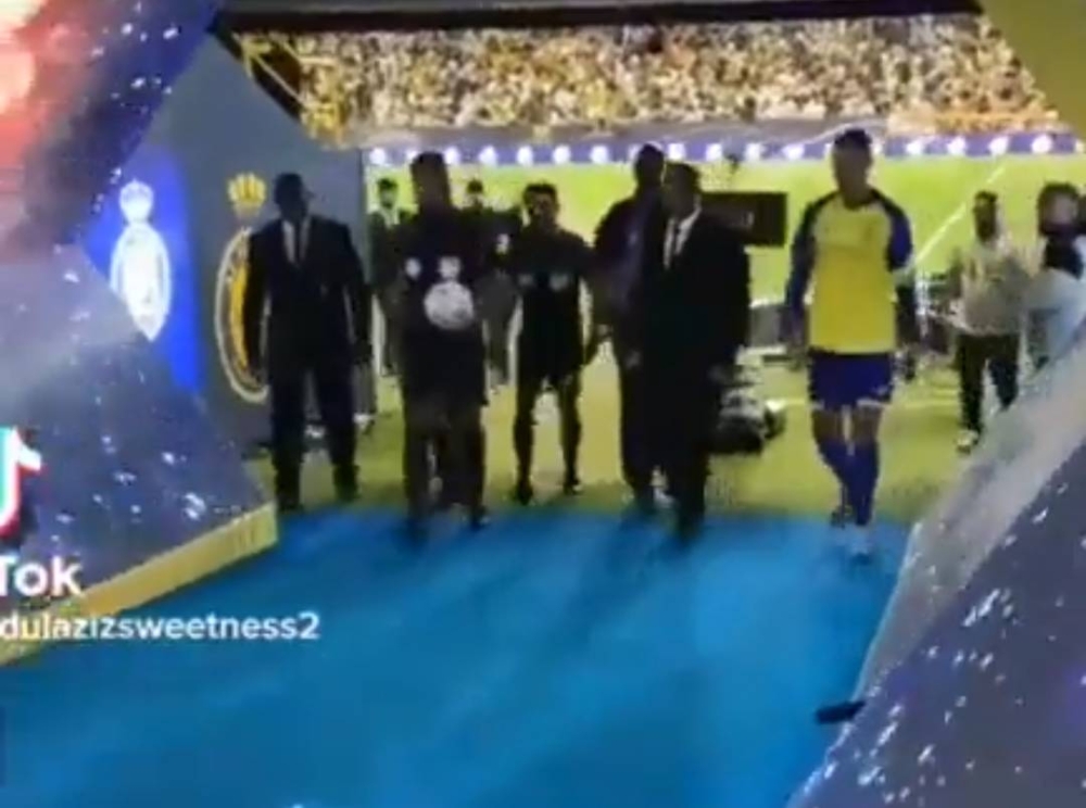 شاهد رد مفاجئ من رونالدو على مشجع قال له : ميسي الأفضل