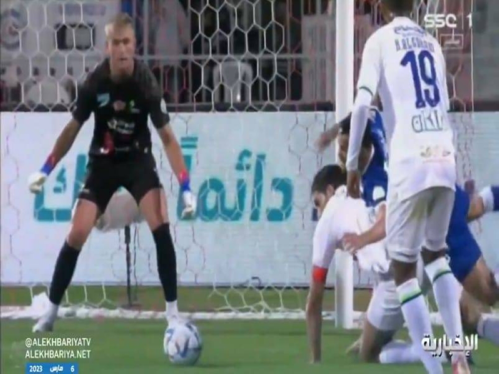 هل استحق الهلال ركلة جزاء أمام الفتح؟.. شاهد: خبير تحكيمي يحسم الجدل 