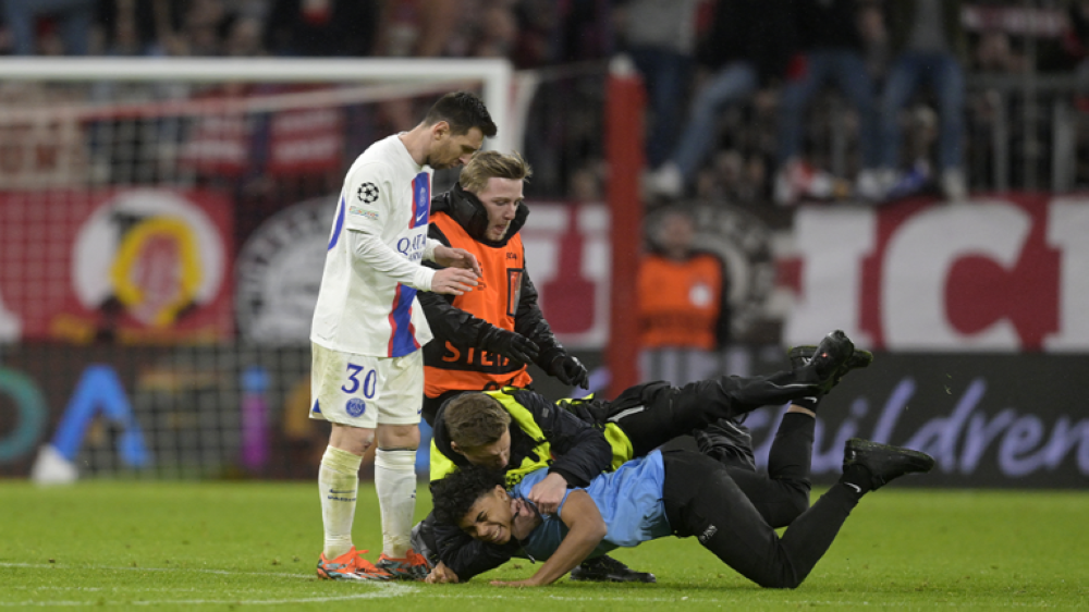 شاهد.. مشجع يسقط بطريقة مروعة بسبب محاولته التقاط صورة تذكارية مع ميسي !