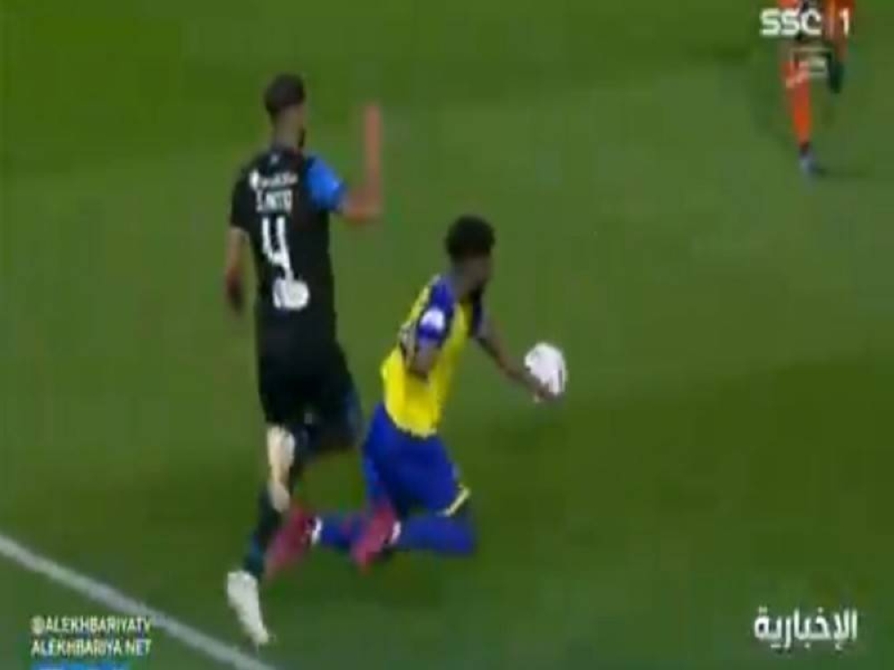 شاهد.. «خبير تحكيمي» يكشف حقيقة تغاضى الحكم عن احتساب ركلة جزاء للنصر أمام أبها