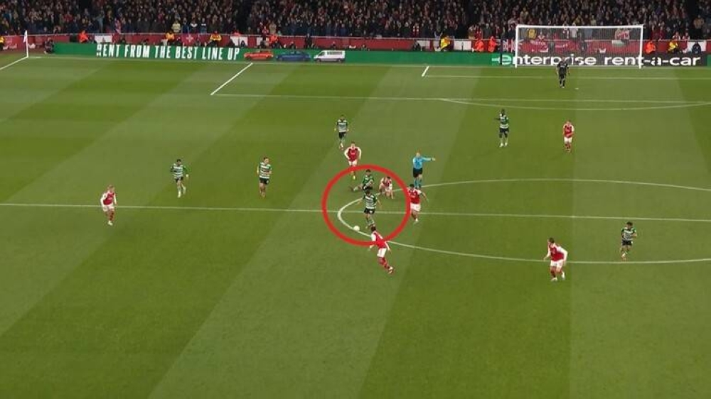 بالفيديو .. هدف "عابر للقارات" يفجر مفاجأة كبرى في الدوري الأوروبي !