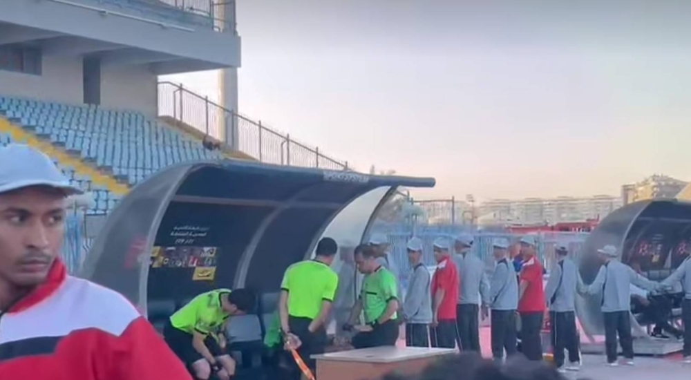 شاهد.. حكم مصري يلغي هدفا مستعينا بـ "الجوال" بدلا من "الفار"!