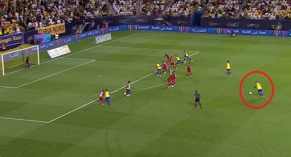 الكرة ارتفعت قبل لمسها ..  طريقة تسديد "كريستيانو رونالدو" لهدفه أمام أبها تثير جدلًا! -صور