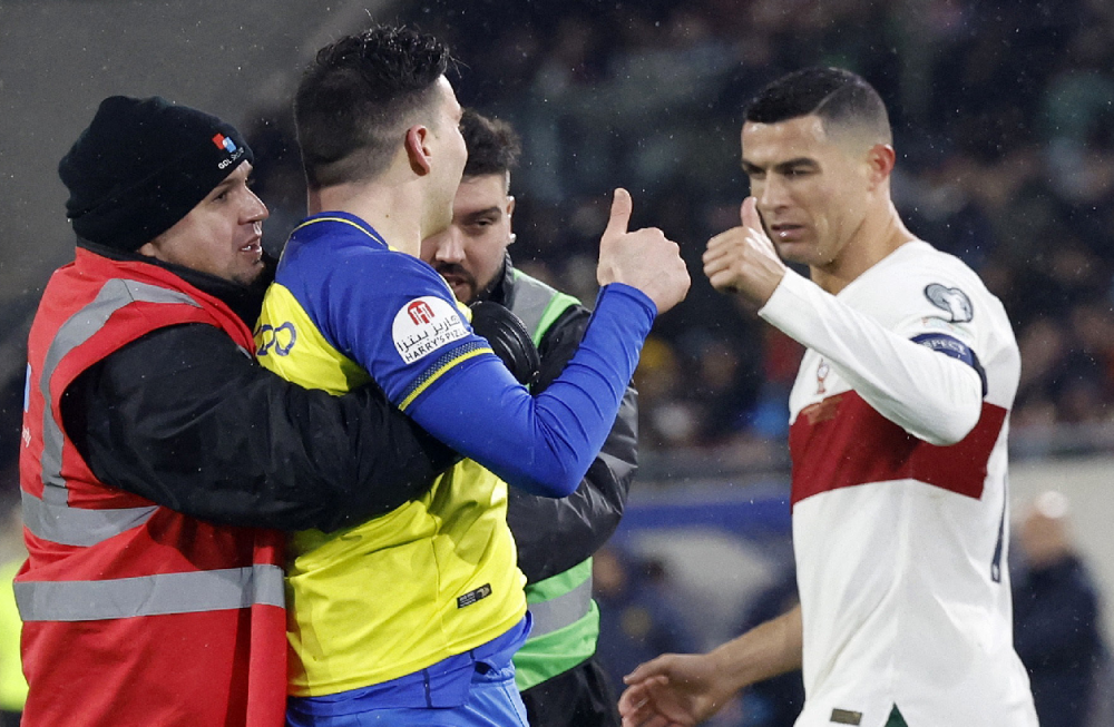 شاهد: مشجع بقميص النصر يقتحم أرضية الملعب من أجل "رونالدو"