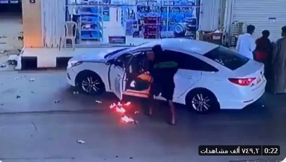 شاهد: لاعب الفيحاء ينقذ طفلاً كاد يحرق نفسه داخل سيارة والده